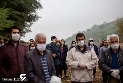 شرکت کنندگان در مراسم تشییع جنازه یک قربانی کووید-19، روستای اسکارد - مازندران / عکاس: مجید سعیدی