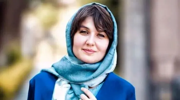 عکس | استایل شیک و مدلینگی گلوریا هاردی همسر فرانسوی ساعد سهیلی / چه شال خوش رنگی!