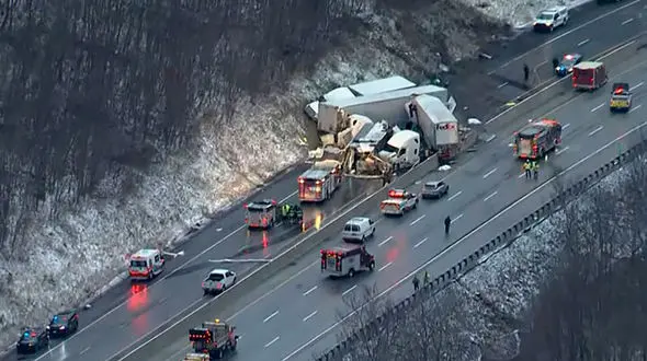 بیینید / سُرخوردن ترسناک یک تریلی ۱۸ چرخ در جاده بارانی