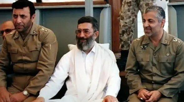 عکس /  «رهبری انقلاب» در 24 سالگی در  گیلان  همراه یک دوست لبنانی / اوج جوانی رهبری در سال 42