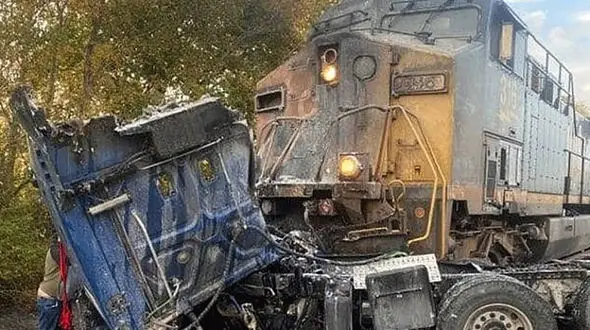 قطار در شوش تریلی مچاله کرد / بلایی که سر راننده آمد