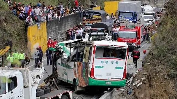 مرگ 20 کلمبیایی در واژگونی اتوبوس مسافربری + عکس