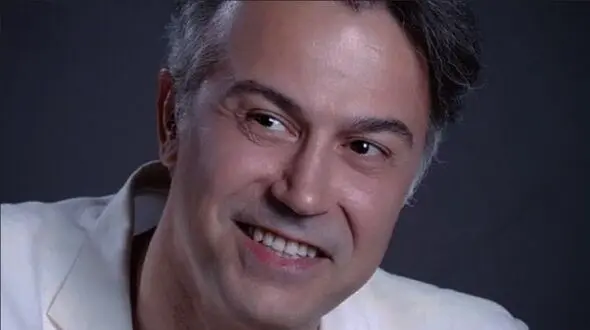 عکس خانواده زیبای دانیال حکیمی و استایل باورنکردنی اش در 61 سالگی ! /  زیبایی جادویی دخترش را ببینید و زن چشم رنگی اش !