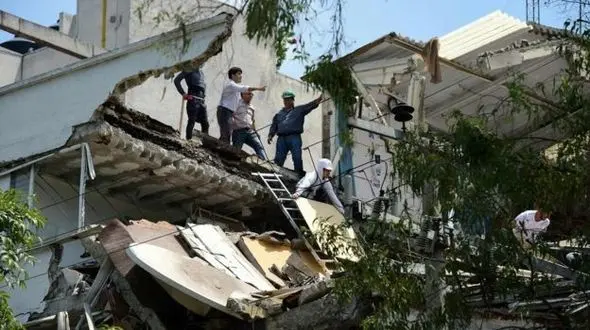  کودکان یک مدرسه مکزیک زیر آوار ماندند / زلزله ویرانگر تکرار می شود