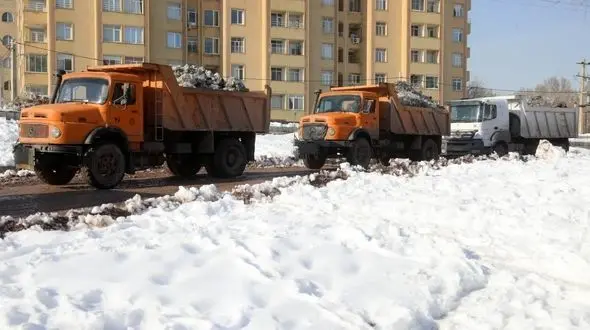 انتقال کامیونی برف به دریاچه ارومیه راهکار نجات یا نمایش بی‌اثر؟ / مدیر امور استان های سابق ستاد احیای دریاچه ارومیه توضیح داد 