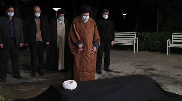 اقامه نماز رهبر انقلاب بر پیکر علامه مصباح یزدی سحرگاه امروز+عکس