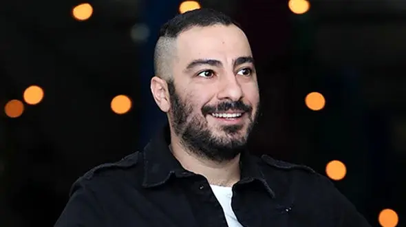 نوید محمد‌زاده: تو آبروی مارو بردی! سلیقم همینه؛ فارسی رو به انگلیسی ترجیح دادم 