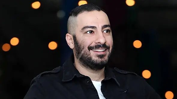 نوید محمد‌زاده: تو آبروی مارو بردی! سلیقم همینه؛ فارسی رو به انگلیسی ترجیح دادم 