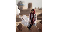هانیه توسلی بادکنک های سفیدش را در شهر بادگیرها به پرواز در آورد +عکس