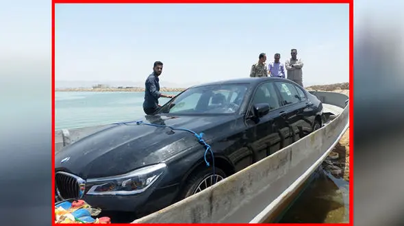 توقیف خودروی ۲۶ میلیاردی قاچاق در آب‌های ساحلی میناب + عکس