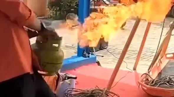 صاعقه به برج تلویزیون در آلماتی قزاقستان