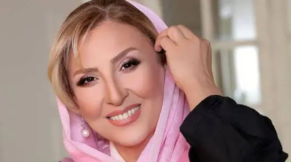 هدف گیری مرجانه گلچین با ژستی عجیب / کیو کیو بنگ بنگ!