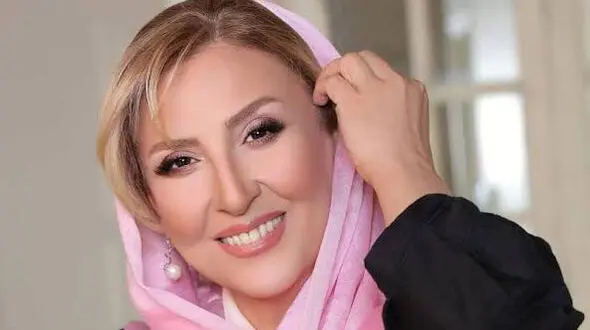 هدف گیری مرجانه گلچین با ژستی عجیب / کیو کیو بنگ بنگ!