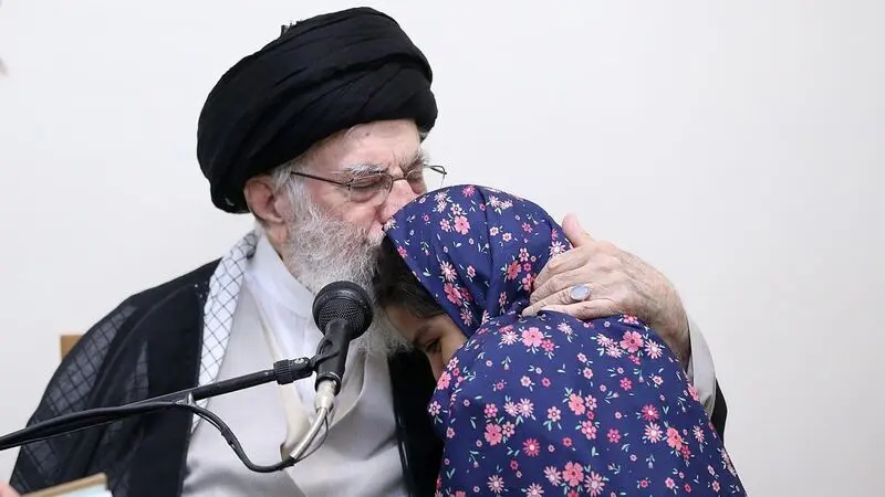 حضرت آیت‌الله خامنه‌ای رهبر معظم انقلاب اسلامی ظهر امروز در دیدار خانواده‌های شهدای نیروی پدافند هوایی ارتش