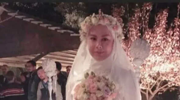 ژست امیریل ارجمند و همسرش یاسمینا باهر در روز عروسی‌شان برای عکاسی در باغ+عکس/ چه دسته گل خوشگلی نصیب عروس داریوش ارجمند شده