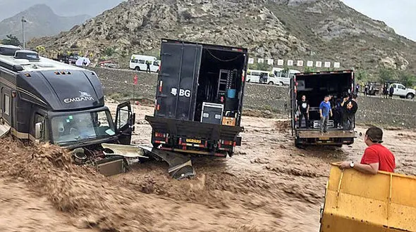 جکی چان و گروهش ناگهان گرفتار سیل ویرانگر و خطرناکی در چین شدند +عکس