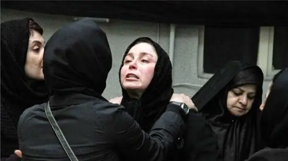 ژاله صامتی: زمان بمباران تهران در زیرزمین پناه می گرفتم شب آخر آرزو کردم بمب بخوره تو خونه بمیرم تا راحت بتونم بخوابم!
