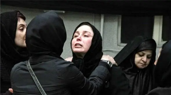 ژاله صامتی: زمان بمباران تهران در زیرزمین پناه می گرفتم شب آخر آرزو کردم بمب بخوره تو خونه بمیرم تا راحت بتونم بخوابم!