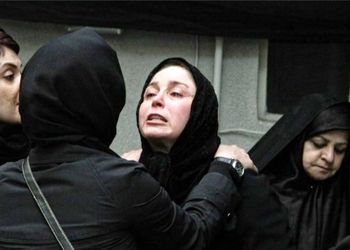 ژاله صامتی: زمان بمباران تهران در زیرزمین پناه می گرفتم شب آخر آرزو کردم بمب بخوره تو خونه بمیرم تا راحت بتونم بخوابم!