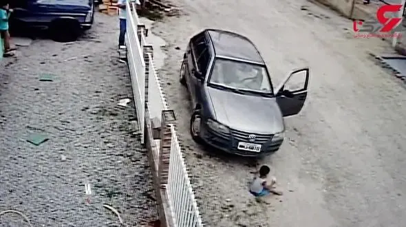 لحظه وحشتناک عبور خودرو از روی کودک کم سن و سال+ فیلم (+16)
