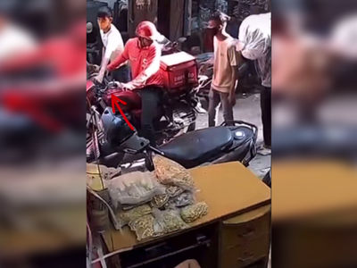 ببینید لحظه  موبایل قاپی به روش فیلم های هندی بالیوودی ! / شگرد 2 پسر نوجوان جهانی شد + ویدیو