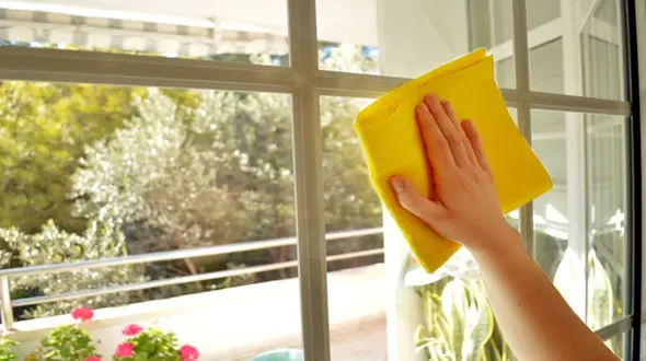 سقوط زن جوان هنگام تمیز کردن پنجره / در شب عید مواظب باشید