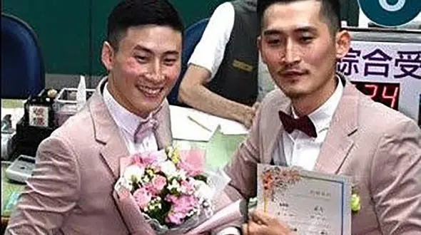 نفرت از مراسم ازدواج ۳۰۰ مرد با هم ! + عکس تاسفبار  از بمب خبری