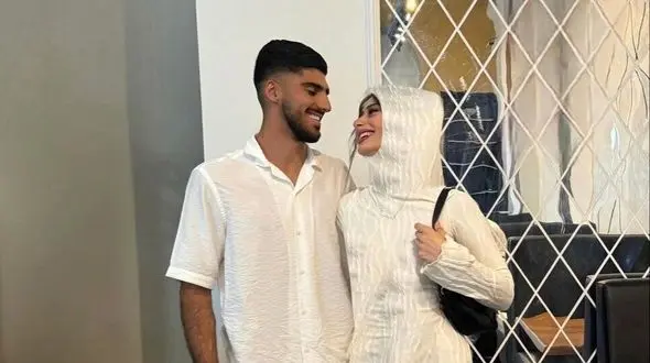 عکس / نگاهی به حلقه ازدواج ظریف و زیبای فردین رابط و همسرش در مراسم عقد کنان / سلیقه منحصر به فرد بانو