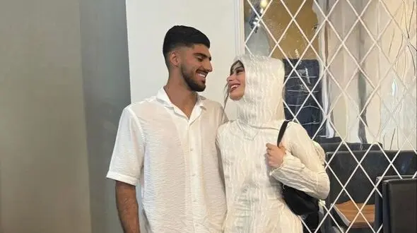 عکس / نگاهی به حلقه ازدواج ظریف و زیبای فردین رابط و همسرش در مراسم عقد کنان / سلیقه منحصر به فرد بانو