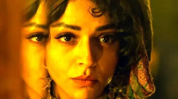 نگاهی به چیدمان ایرانی پسند منزل سوگل خلیق بازیگر سریال شکارگاه/ کتابخانه پُر از کتب نفیس، پنکه، درختچه همیشه سبز، نوار کاست، مبلمان راحتی و... 