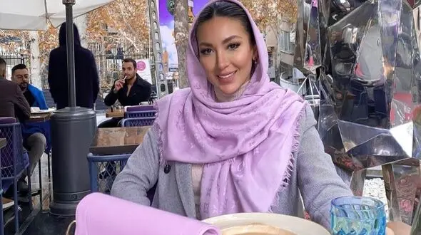 تغییر چهره اساسی مینا مختاری همسر بهرام رادان به سبک مادران ایرانی/ روسری و مانتو پلنگی یه ترکیب دهه شصتی