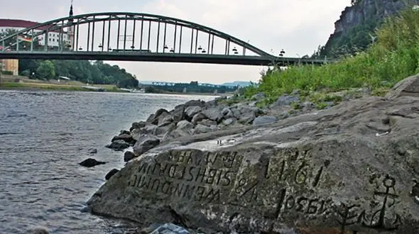 سنگ نوشته‌هایی عجیب که از خطری بزرگ در اروپا خبر می‌دهند+عکس
