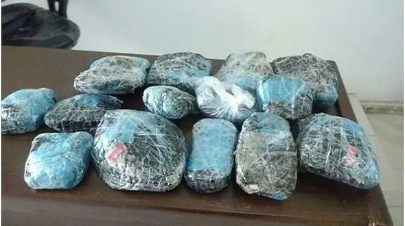 جاسازی موادمخدر در سنتور / دستگیری متهم به دست ماموران فرودگاه امام 
