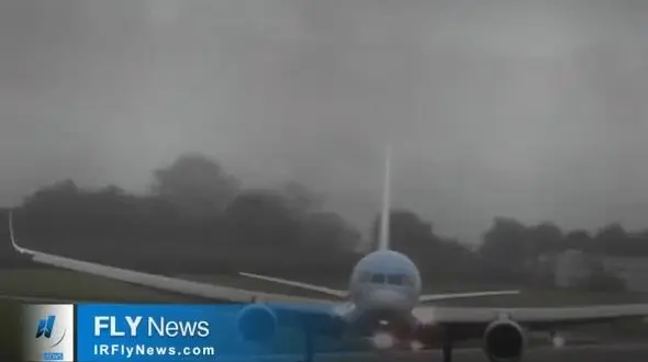فیلم نفسگیر از فرود هواپیما مسافربری در انگلستان / هواپیما کج نشست!