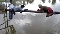 فیلم / دوئل باورنکردنی و خنده دار  2 مادربزرگ روی دریاچه + عکس