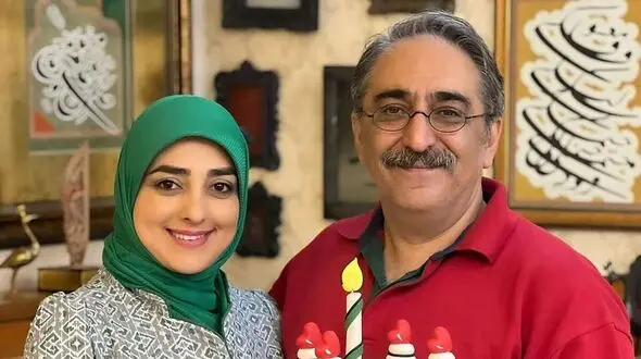 فیلم/ از پیانو و کتابخانه بزرگ تا فرش لاجوردی و مبلمان شیک؛ جزئیات دکوراسیون خانه ستاره سادات قطبی و شهرام شکیبا مجریان برنامه هلال