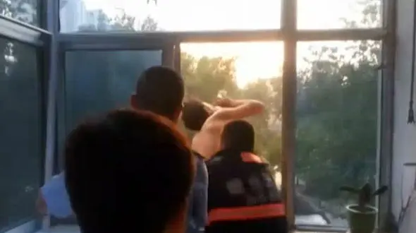 لحظه غافلگیری مردی که قصد خودکشی داشت + فیلم 