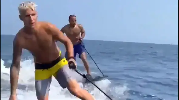 ببینید / سقوط اسطوره فرمول یک در دریا / تعطیلات همیلتون پس از گرندپری سنگاپور + فیلم