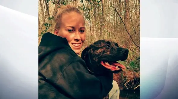 2 سگ زن جوان را کشتند و بالای سرش نگهبانی دادند+عکس 