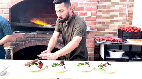 این پسر عراقی از طریق فیسبوک و تیک تاک بزرگترین کبابی را در منطقه خودش راه انداخت ! + فیلم