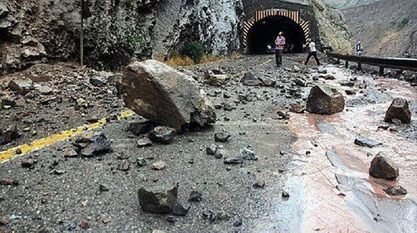 ریزش مرگبار سنگ در جاده هراز