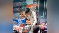  فیلم لحظه سرقت از سوپرمارکت / دزد پا به فرار گذاشت