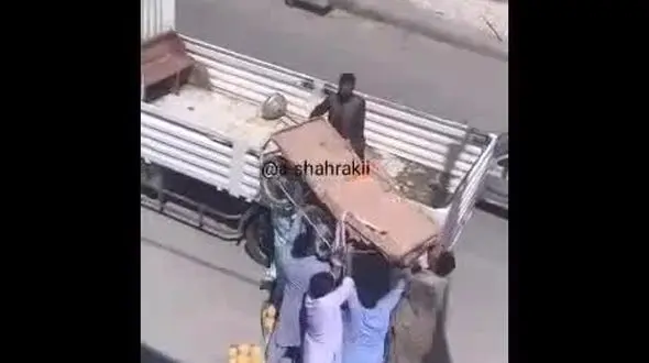 برخورد نامناسب نیروهای سدمعبر شهرداری زاهدان با یک میوه فروش + فیلم