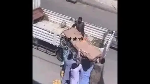برخورد نامناسب نیروهای سدمعبر شهرداری زاهدان با یک میوه فروش + فیلم