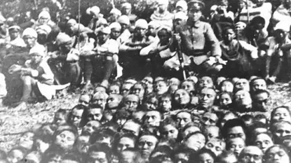 یادگاری وحشتناک یک جلاد با سرهای  بریده قربانیانش! + تصاویر(16+) 