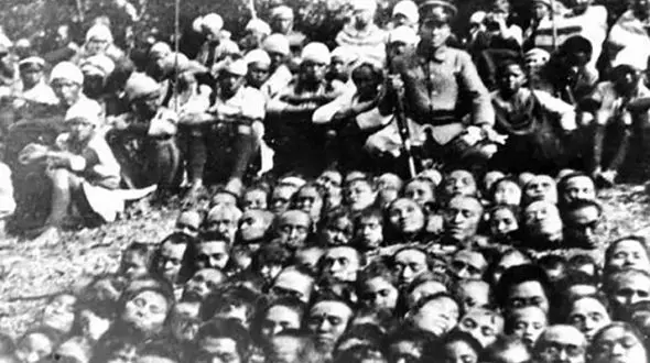 یادگاری وحشتناک یک جلاد با سرهای  بریده قربانیانش! + تصاویر(16+) 