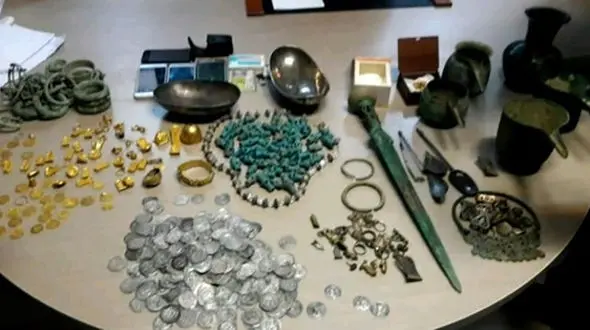 کشف اشیای تاریخی از یک خانه در مازندران