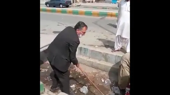 فرماندار دشتیاری زباله های روستای نوبندیان را جمع آوری کرد / فریاد زد: اینجا کودکان تردد دارند، مریض می شوند+ فیلم 