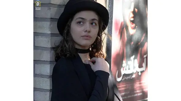 ویدیو و عکس های باورنکردنی از تیپ منشوری ریحانه پارسا 