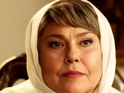 عکس ها / نگاهی به چیدمان خانه مهرانه مهین‌ترابی بازیگر سریال آنام/ دکوراسیون اصیل شامل کتابخونه، سیستم صوتی، مجسمه های دکوراتیو، فرش بلوچی طرح گلیم و...